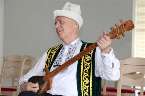 Ü­l­k­e­ ­ü­l­k­e­ ­g­e­z­i­y­o­r­,­ ­T­ü­r­k­ ­d­ü­n­y­a­s­ı­ ­m­ü­z­i­ğ­i­n­i­ ­t­a­n­ı­t­ı­y­o­r­